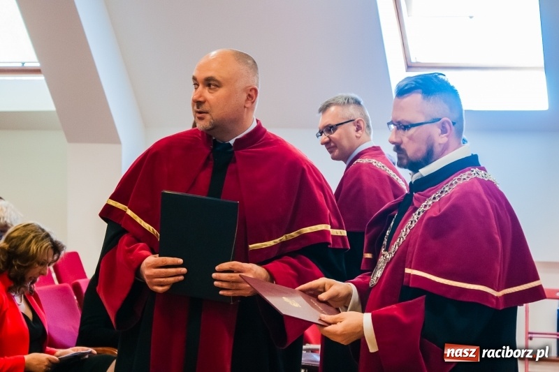 Zdjęcie w galerii na portalu naszraciborz.pl: Studenci pielęgniarstwa w raciborskiej PWSZ odebrali czepki na Zamku Piastowskim wiadomości z regionu