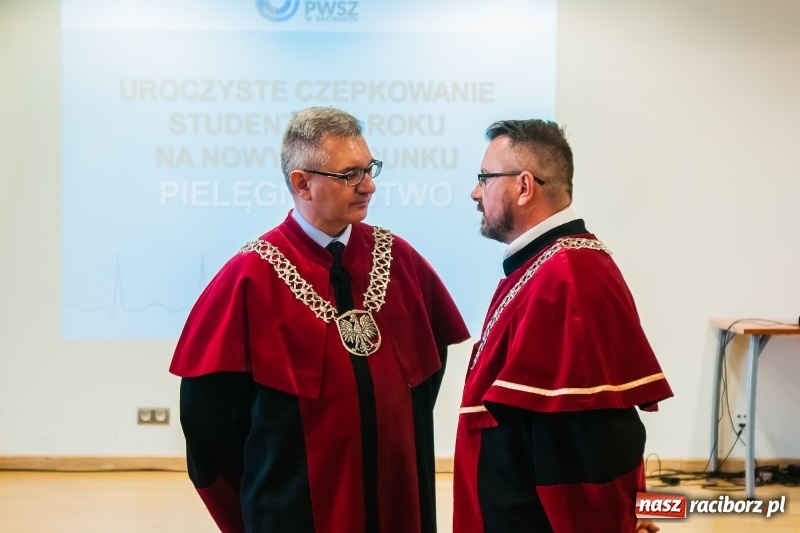 Zdjęcie w galerii na portalu naszraciborz.pl: Studenci pielęgniarstwa w raciborskiej PWSZ odebrali czepki na Zamku Piastowskim wiadomości z regionu