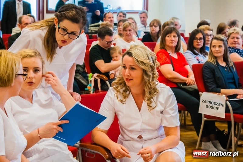 Zdjęcie w galerii na portalu naszraciborz.pl: Studenci pielęgniarstwa w raciborskiej PWSZ odebrali czepki na Zamku Piastowskim wiadomości z regionu
