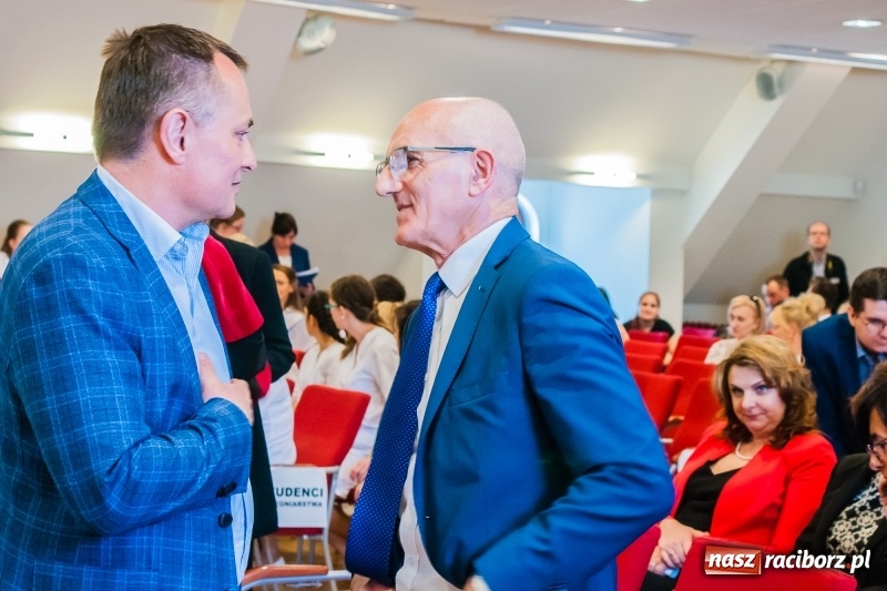 Zdjęcie w galerii na portalu naszraciborz.pl: Studenci pielęgniarstwa w raciborskiej PWSZ odebrali czepki na Zamku Piastowskim wiadomości z regionu