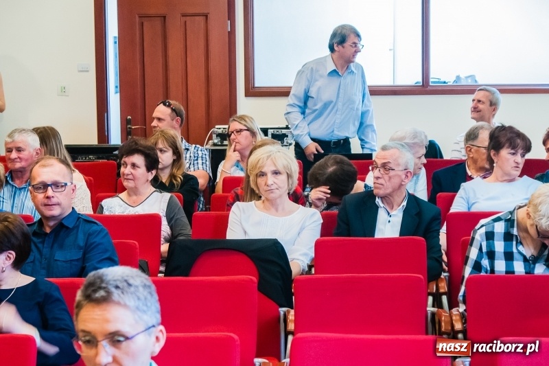 Zdjęcie w galerii na portalu naszraciborz.pl: Studenci pielęgniarstwa w raciborskiej PWSZ odebrali czepki na Zamku Piastowskim wiadomości z regionu