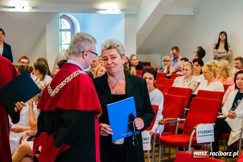 Zdjęcie w galerii na portalu naszraciborz.pl: Studenci pielęgniarstwa w raciborskiej PWSZ odebrali czepki na Zamku Piastowskim wiadomości z regionu
