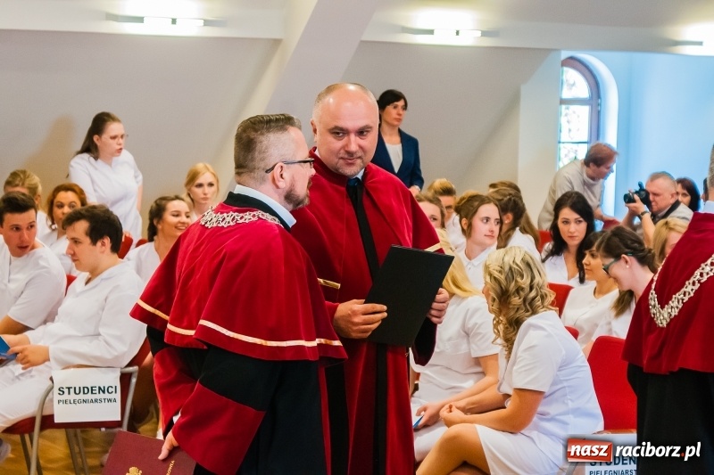 Zdjęcie w galerii na portalu naszraciborz.pl: Studenci pielęgniarstwa w raciborskiej PWSZ odebrali czepki na Zamku Piastowskim wiadomości z regionu