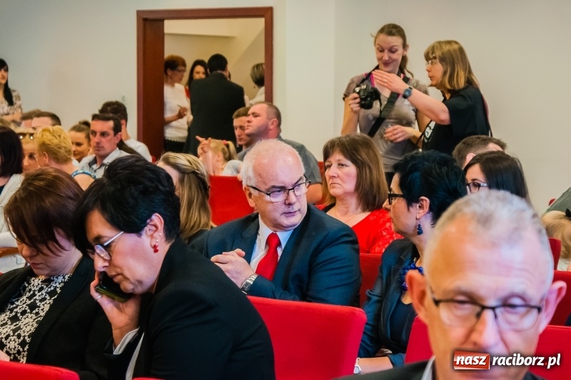 Zdjęcie w galerii na portalu naszraciborz.pl: Studenci pielęgniarstwa w raciborskiej PWSZ odebrali czepki na Zamku Piastowskim wiadomości z regionu