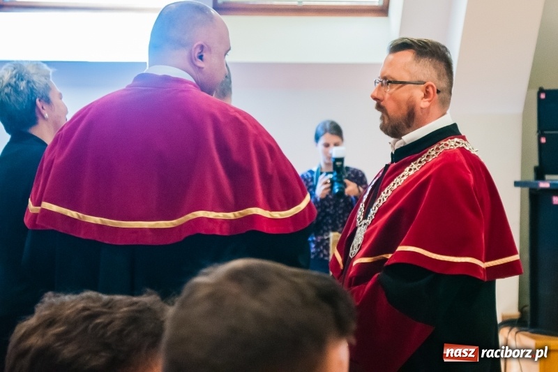 Zdjęcie w galerii na portalu naszraciborz.pl: Studenci pielęgniarstwa w raciborskiej PWSZ odebrali czepki na Zamku Piastowskim wiadomości z regionu