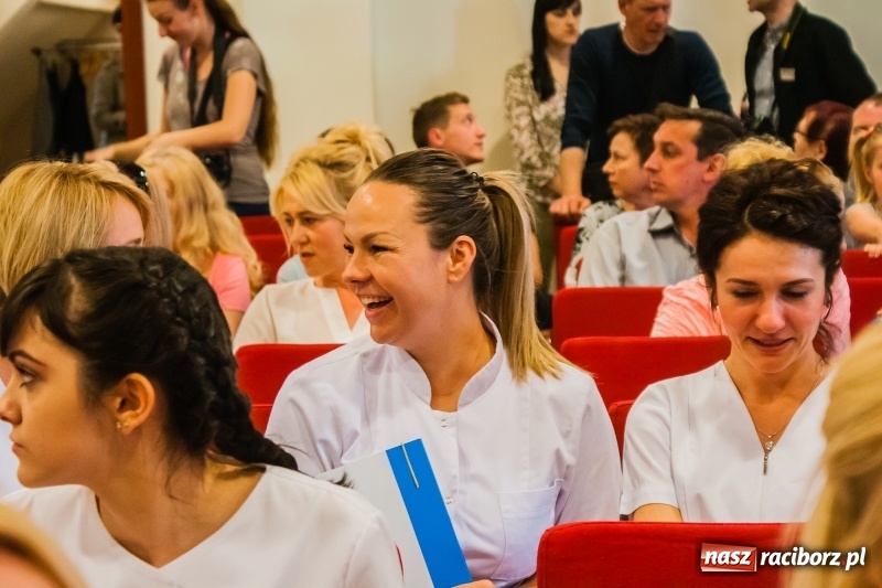 Zdjęcie w galerii na portalu naszraciborz.pl: Studenci pielęgniarstwa w raciborskiej PWSZ odebrali czepki na Zamku Piastowskim wiadomości z regionu
