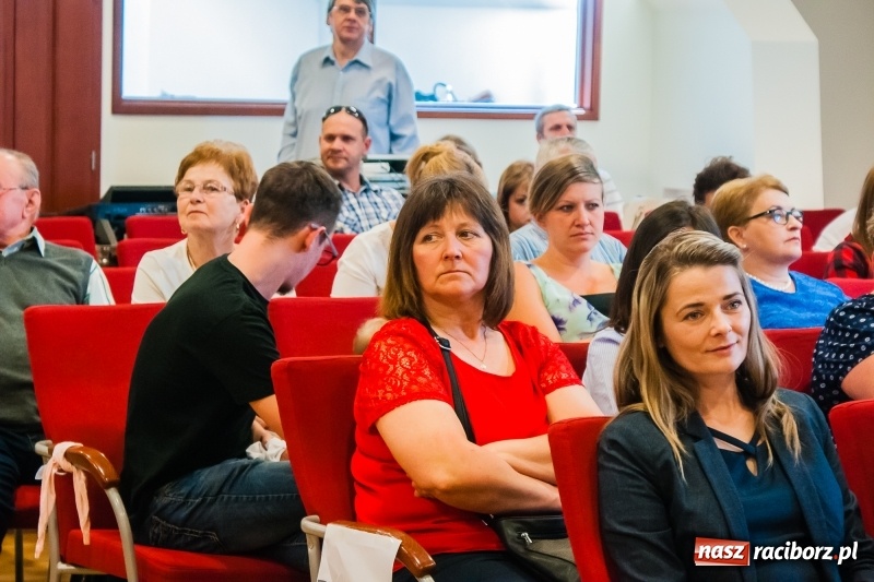 Zdjęcie w galerii na portalu naszraciborz.pl: Studenci pielęgniarstwa w raciborskiej PWSZ odebrali czepki na Zamku Piastowskim wiadomości z regionu