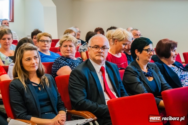 Zdjęcie w galerii na portalu naszraciborz.pl: Studenci pielęgniarstwa w raciborskiej PWSZ odebrali czepki na Zamku Piastowskim wiadomości z regionu