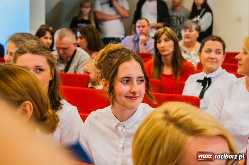 Zdjęcie w galerii na portalu naszraciborz.pl: Studenci pielęgniarstwa w raciborskiej PWSZ odebrali czepki na Zamku Piastowskim wiadomości z regionu