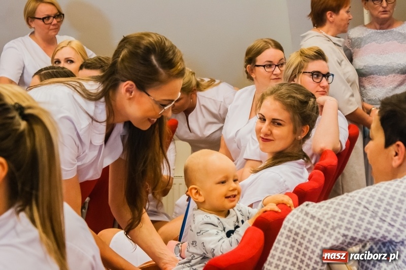 Zdjęcie w galerii na portalu naszraciborz.pl: Studenci pielęgniarstwa w raciborskiej PWSZ odebrali czepki na Zamku Piastowskim wiadomości z regionu