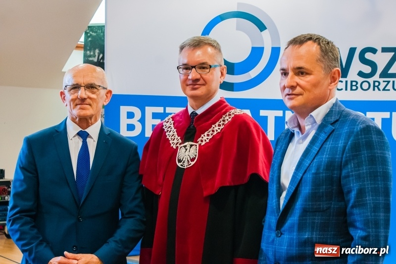 Zdjęcie w galerii na portalu naszraciborz.pl: Studenci pielęgniarstwa w raciborskiej PWSZ odebrali czepki na Zamku Piastowskim wiadomości z regionu