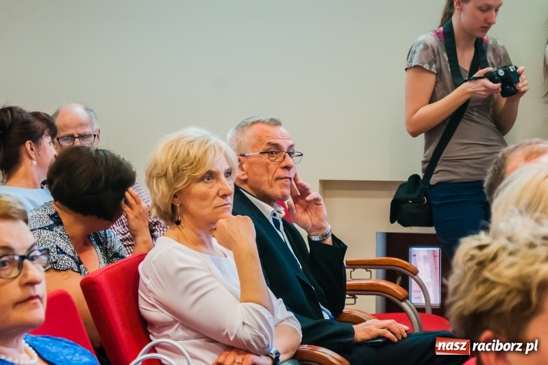 Zdjęcie w galerii na portalu naszraciborz.pl: Studenci pielęgniarstwa w raciborskiej PWSZ odebrali czepki na Zamku Piastowskim wiadomości z regionu