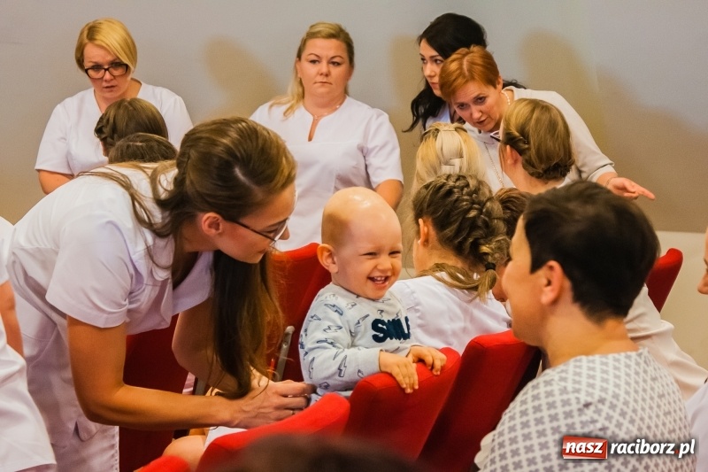 Zdjęcie w galerii na portalu naszraciborz.pl: Studenci pielęgniarstwa w raciborskiej PWSZ odebrali czepki na Zamku Piastowskim wiadomości z regionu