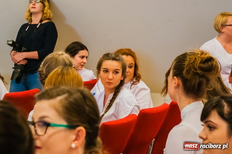 Zdjęcie w galerii na portalu naszraciborz.pl: Studenci pielęgniarstwa w raciborskiej PWSZ odebrali czepki na Zamku Piastowskim wiadomości z regionu