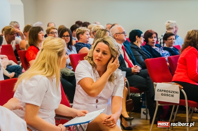 Zdjęcie w galerii na portalu naszraciborz.pl: Studenci pielęgniarstwa w raciborskiej PWSZ odebrali czepki na Zamku Piastowskim wiadomości z regionu