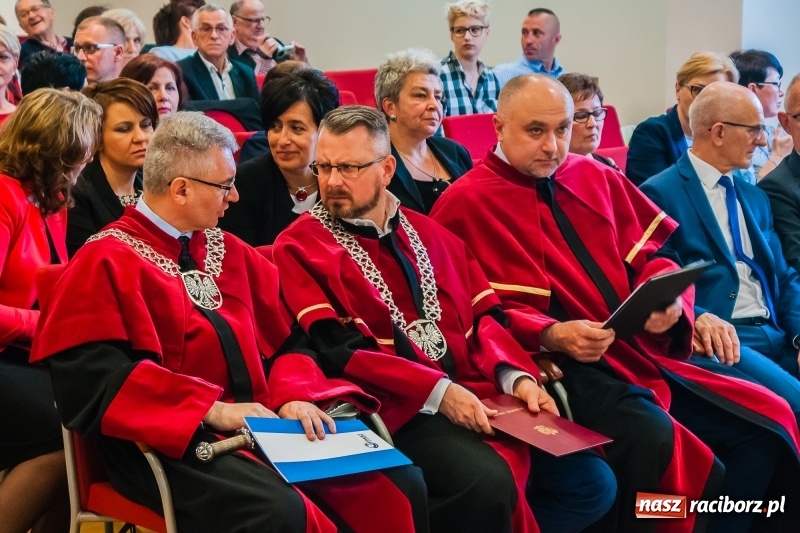 Zdjęcie w galerii na portalu naszraciborz.pl: Studenci pielęgniarstwa w raciborskiej PWSZ odebrali czepki na Zamku Piastowskim wiadomości z regionu