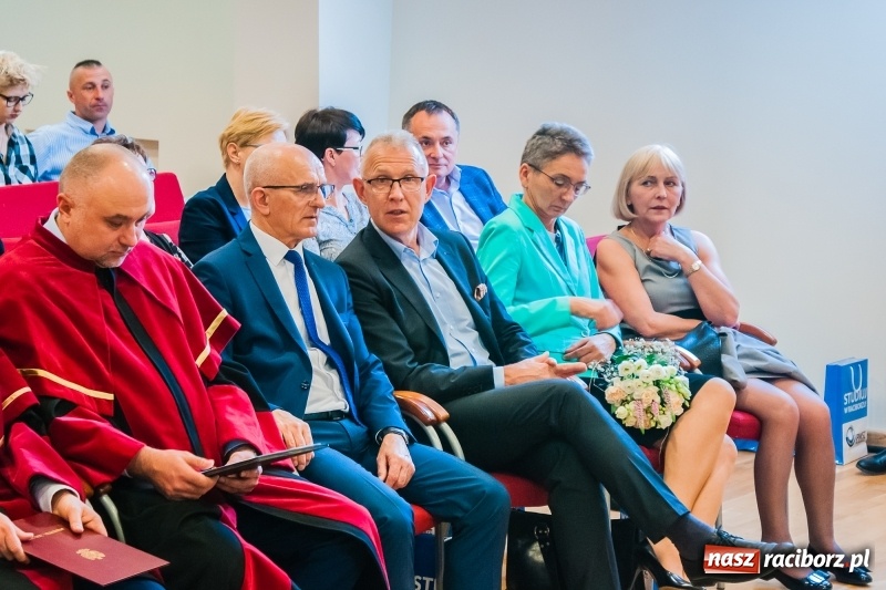 Zdjęcie w galerii na portalu naszraciborz.pl: Studenci pielęgniarstwa w raciborskiej PWSZ odebrali czepki na Zamku Piastowskim wiadomości z regionu