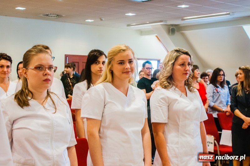 Zdjęcie w galerii na portalu naszraciborz.pl: Studenci pielęgniarstwa w raciborskiej PWSZ odebrali czepki na Zamku Piastowskim wiadomości z regionu