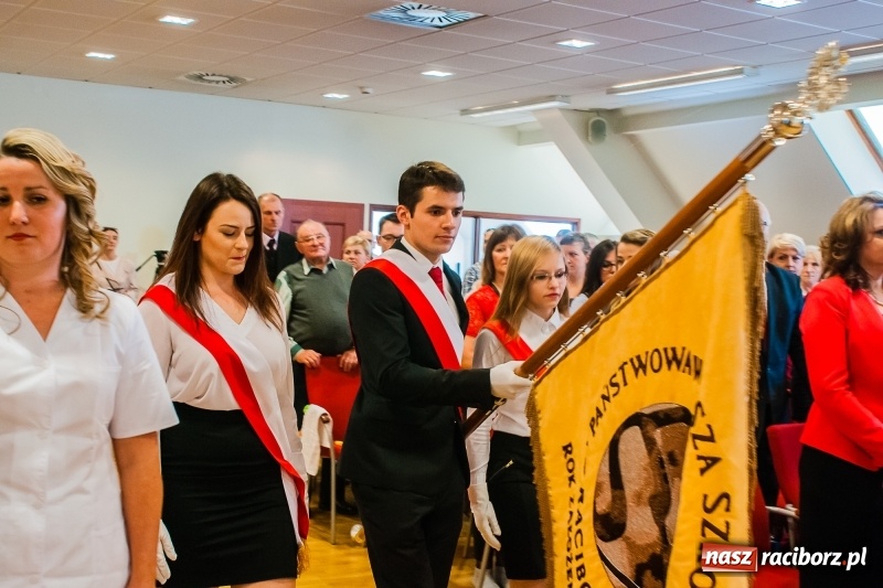 Zdjęcie w galerii na portalu naszraciborz.pl: Studenci pielęgniarstwa w raciborskiej PWSZ odebrali czepki na Zamku Piastowskim wiadomości z regionu