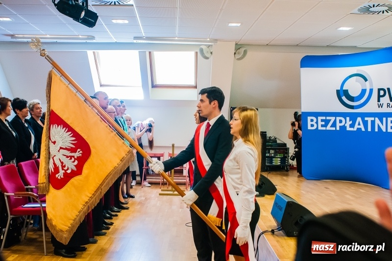 Zdjęcie w galerii na portalu naszraciborz.pl: Studenci pielęgniarstwa w raciborskiej PWSZ odebrali czepki na Zamku Piastowskim wiadomości z regionu