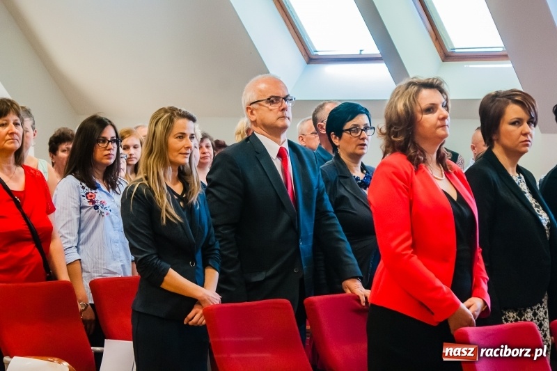 Zdjęcie w galerii na portalu naszraciborz.pl: Studenci pielęgniarstwa w raciborskiej PWSZ odebrali czepki na Zamku Piastowskim wiadomości z regionu