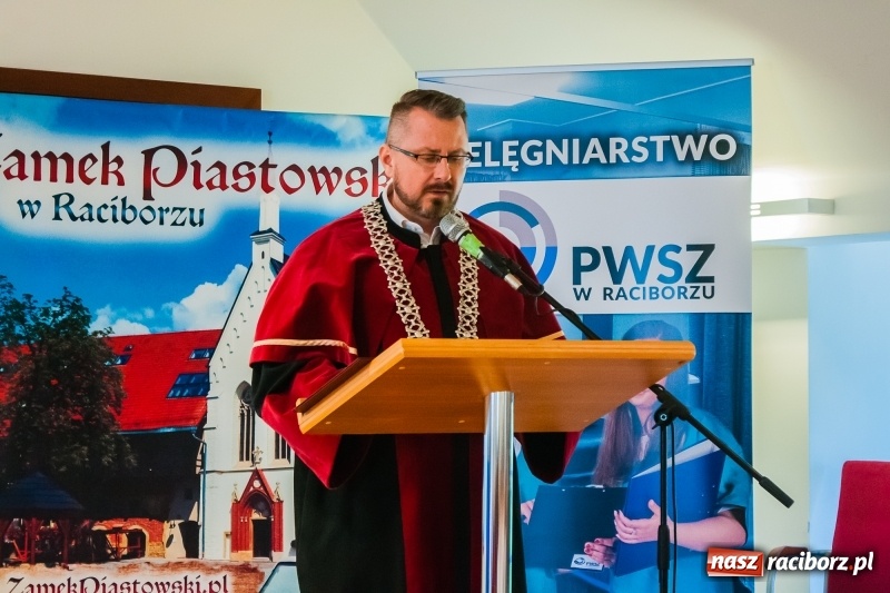 Zdjęcie w galerii na portalu naszraciborz.pl: Studenci pielęgniarstwa w raciborskiej PWSZ odebrali czepki na Zamku Piastowskim wiadomości z regionu