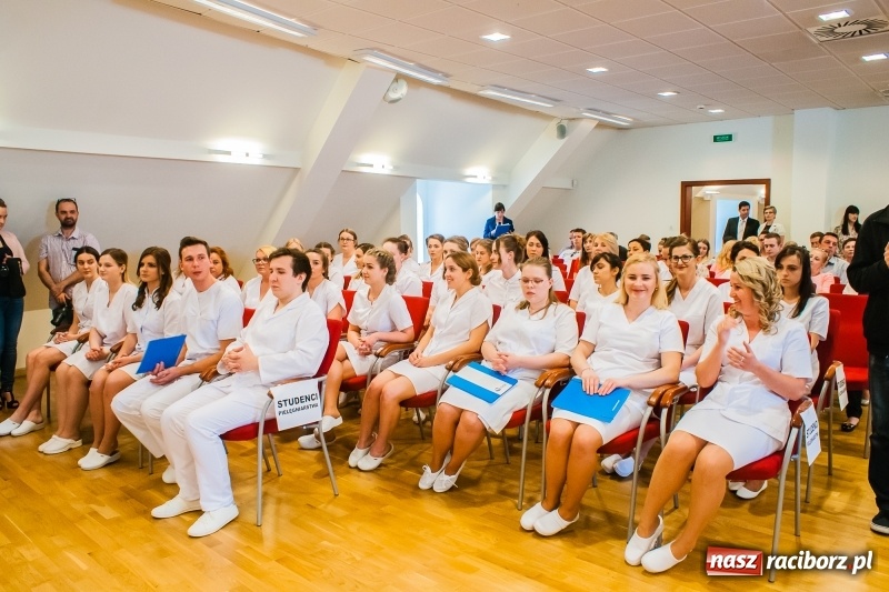 Zdjęcie w galerii na portalu naszraciborz.pl: Studenci pielęgniarstwa w raciborskiej PWSZ odebrali czepki na Zamku Piastowskim wiadomości z regionu
