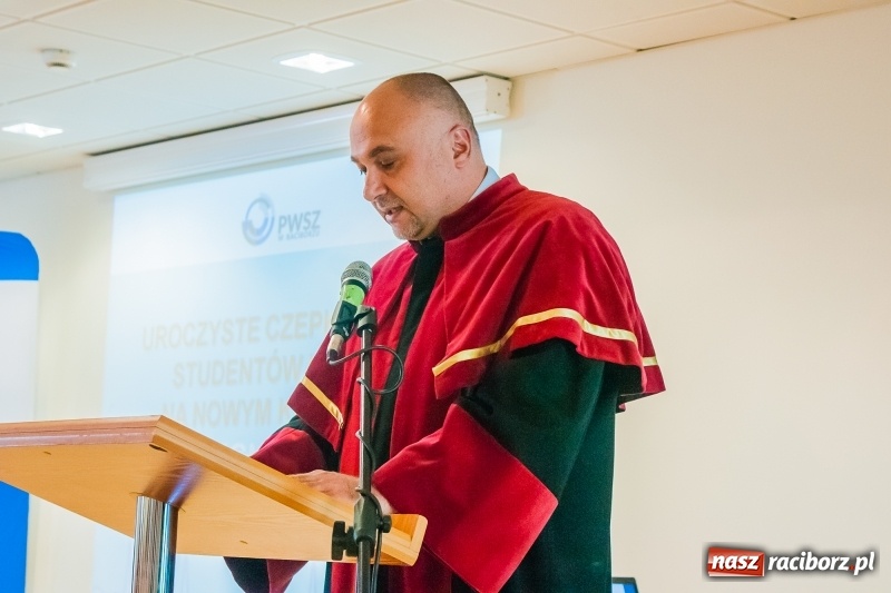 Zdjęcie w galerii na portalu naszraciborz.pl: Studenci pielęgniarstwa w raciborskiej PWSZ odebrali czepki na Zamku Piastowskim wiadomości z regionu