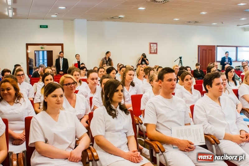 Zdjęcie w galerii na portalu naszraciborz.pl: Studenci pielęgniarstwa w raciborskiej PWSZ odebrali czepki na Zamku Piastowskim wiadomości z regionu