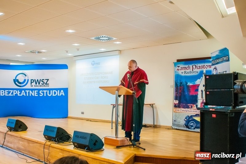 Zdjęcie w galerii na portalu naszraciborz.pl: Studenci pielęgniarstwa w raciborskiej PWSZ odebrali czepki na Zamku Piastowskim wiadomości z regionu