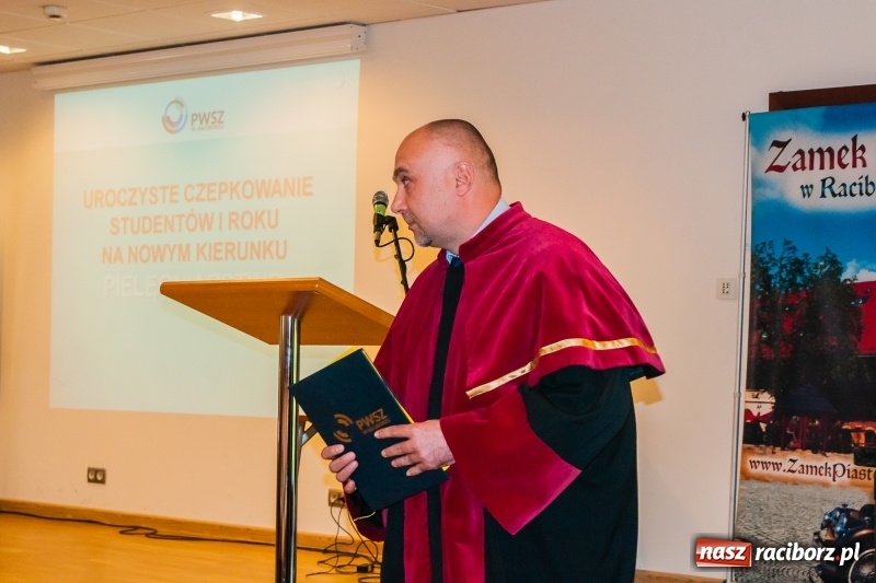 Zdjęcie w galerii na portalu naszraciborz.pl: Studenci pielęgniarstwa w raciborskiej PWSZ odebrali czepki na Zamku Piastowskim wiadomości z regionu