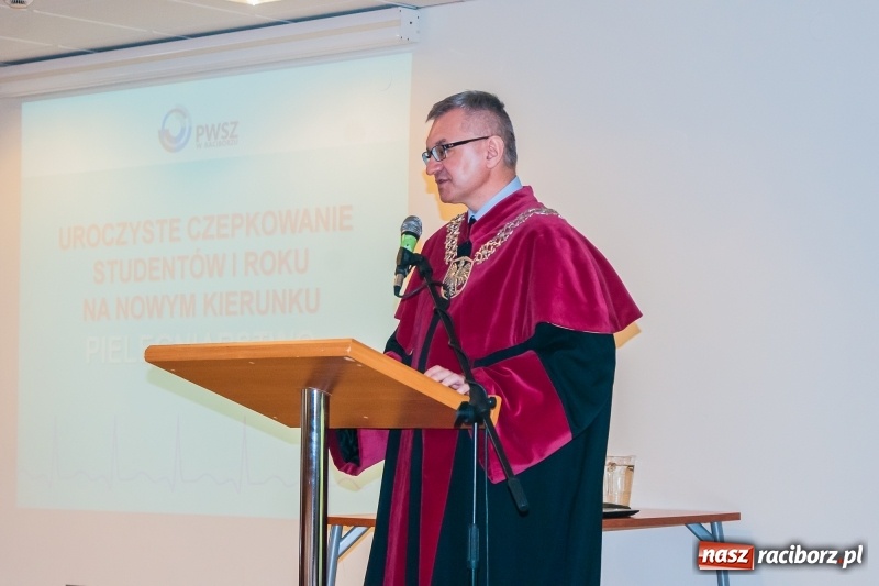 Zdjęcie w galerii na portalu naszraciborz.pl: Studenci pielęgniarstwa w raciborskiej PWSZ odebrali czepki na Zamku Piastowskim wiadomości z regionu