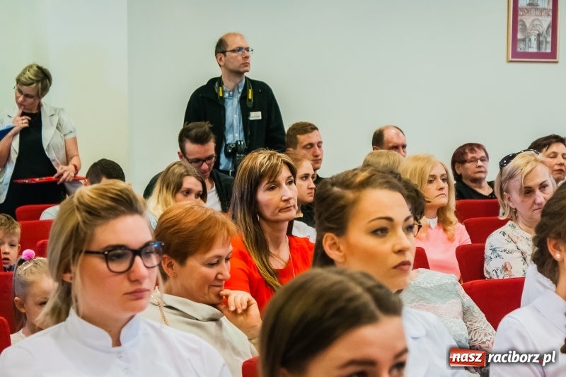 Zdjęcie w galerii na portalu naszraciborz.pl: Studenci pielęgniarstwa w raciborskiej PWSZ odebrali czepki na Zamku Piastowskim wiadomości z regionu