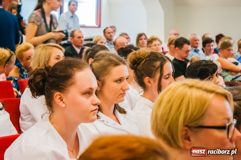 Zdjęcie w galerii na portalu naszraciborz.pl: Studenci pielęgniarstwa w raciborskiej PWSZ odebrali czepki na Zamku Piastowskim wiadomości z regionu