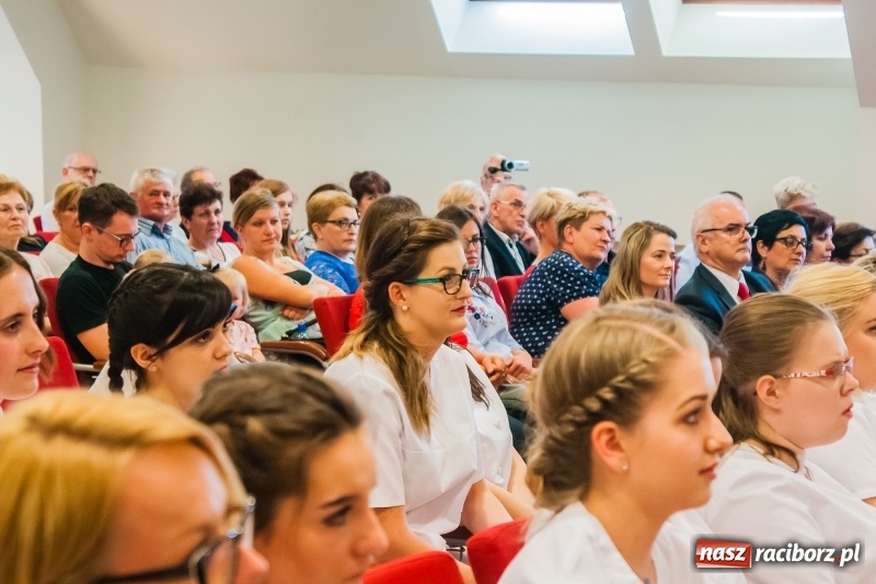 Zdjęcie w galerii na portalu naszraciborz.pl: Studenci pielęgniarstwa w raciborskiej PWSZ odebrali czepki na Zamku Piastowskim wiadomości z regionu