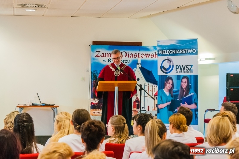Zdjęcie w galerii na portalu naszraciborz.pl: Studenci pielęgniarstwa w raciborskiej PWSZ odebrali czepki na Zamku Piastowskim wiadomości z regionu