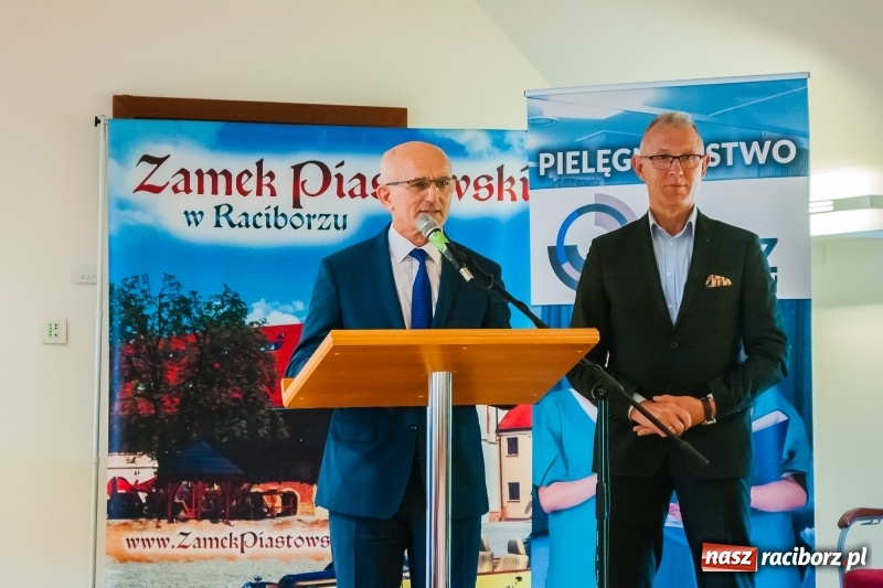 Zdjęcie w galerii na portalu naszraciborz.pl: Studenci pielęgniarstwa w raciborskiej PWSZ odebrali czepki na Zamku Piastowskim wiadomości z regionu