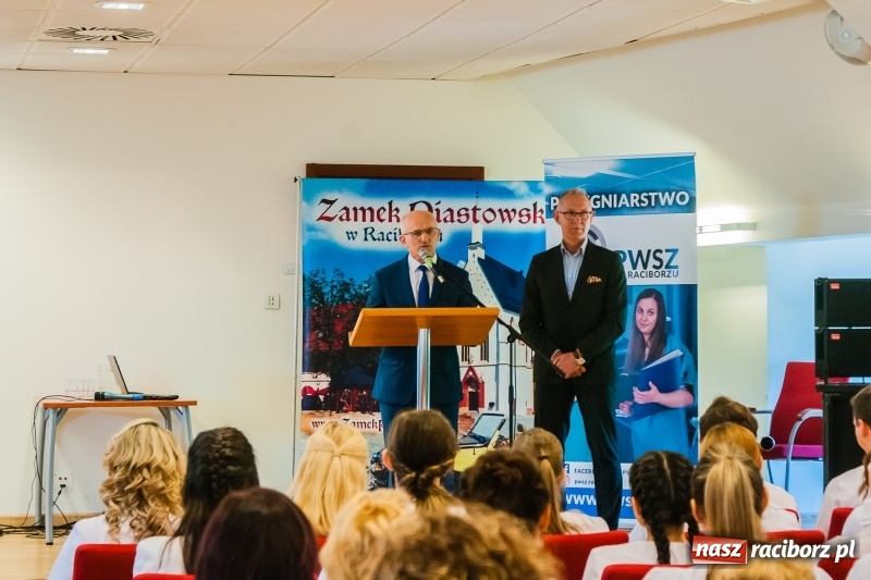 Zdjęcie w galerii na portalu naszraciborz.pl: Studenci pielęgniarstwa w raciborskiej PWSZ odebrali czepki na Zamku Piastowskim wiadomości z regionu