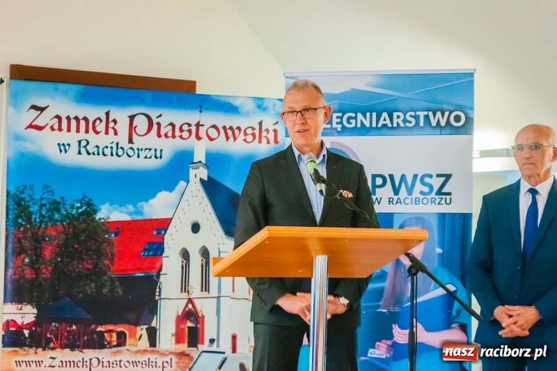 Zdjęcie w galerii na portalu naszraciborz.pl: Studenci pielęgniarstwa w raciborskiej PWSZ odebrali czepki na Zamku Piastowskim wiadomości z regionu