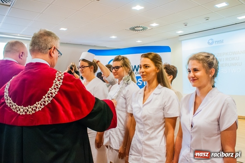 Zdjęcie w galerii na portalu naszraciborz.pl: Studenci pielęgniarstwa w raciborskiej PWSZ odebrali czepki na Zamku Piastowskim wiadomości z regionu