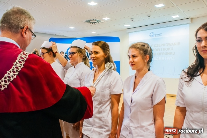 Zdjęcie w galerii na portalu naszraciborz.pl: Studenci pielęgniarstwa w raciborskiej PWSZ odebrali czepki na Zamku Piastowskim wiadomości z regionu