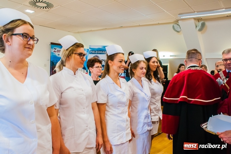 Zdjęcie w galerii na portalu naszraciborz.pl: Studenci pielęgniarstwa w raciborskiej PWSZ odebrali czepki na Zamku Piastowskim wiadomości z regionu