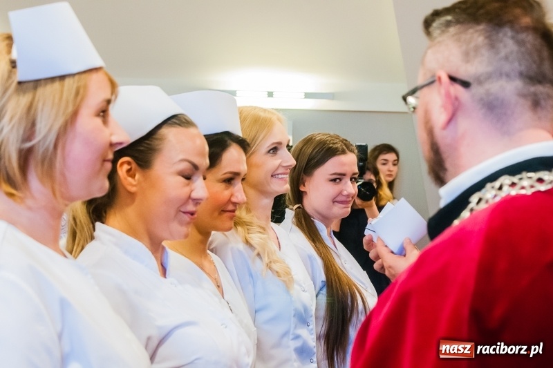 Zdjęcie w galerii na portalu naszraciborz.pl: Studenci pielęgniarstwa w raciborskiej PWSZ odebrali czepki na Zamku Piastowskim wiadomości z regionu