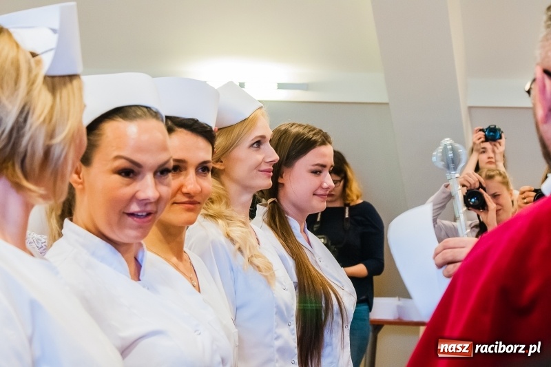 Zdjęcie w galerii na portalu naszraciborz.pl: Studenci pielęgniarstwa w raciborskiej PWSZ odebrali czepki na Zamku Piastowskim wiadomości z regionu