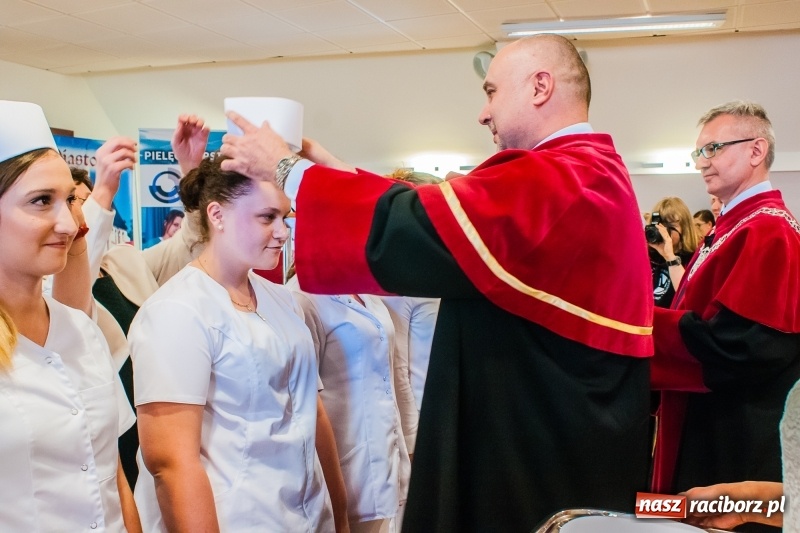 Zdjęcie w galerii na portalu naszraciborz.pl: Studenci pielęgniarstwa w raciborskiej PWSZ odebrali czepki na Zamku Piastowskim wiadomości z regionu