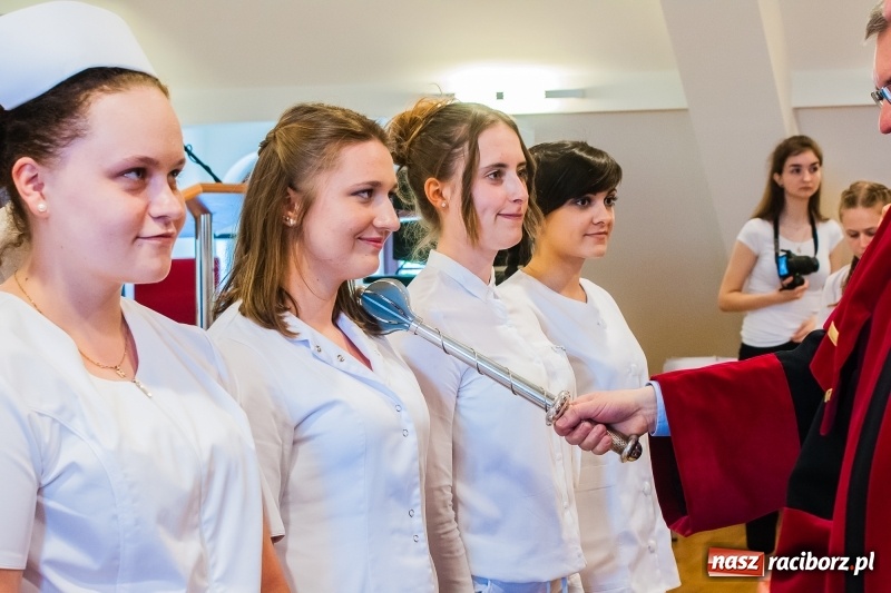 Zdjęcie w galerii na portalu naszraciborz.pl: Studenci pielęgniarstwa w raciborskiej PWSZ odebrali czepki na Zamku Piastowskim wiadomości z regionu