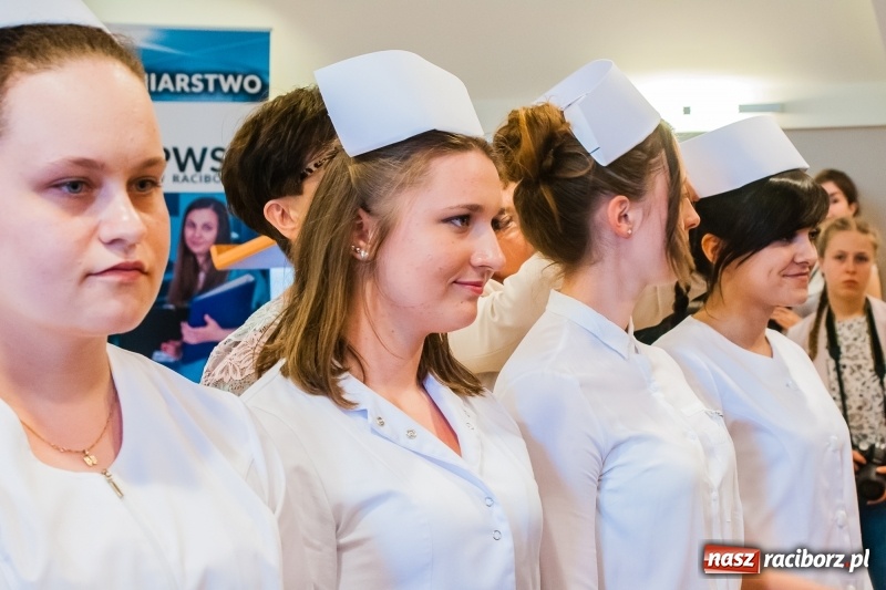 Zdjęcie w galerii na portalu naszraciborz.pl: Studenci pielęgniarstwa w raciborskiej PWSZ odebrali czepki na Zamku Piastowskim wiadomości z regionu