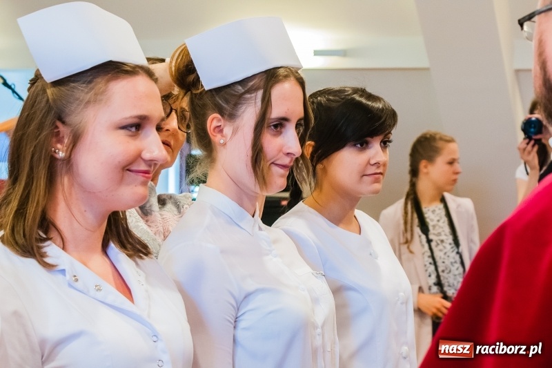 Zdjęcie w galerii na portalu naszraciborz.pl: Studenci pielęgniarstwa w raciborskiej PWSZ odebrali czepki na Zamku Piastowskim wiadomości z regionu