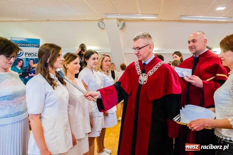 Zdjęcie w galerii na portalu naszraciborz.pl: Studenci pielęgniarstwa w raciborskiej PWSZ odebrali czepki na Zamku Piastowskim wiadomości z regionu