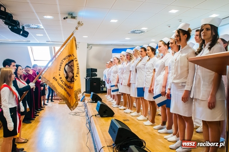 Zdjęcie w galerii na portalu naszraciborz.pl: Studenci pielęgniarstwa w raciborskiej PWSZ odebrali czepki na Zamku Piastowskim wiadomości z regionu